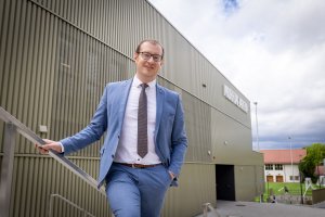 Maximilian Friedrich auf einer Treppe vor der Murrtal-Arena